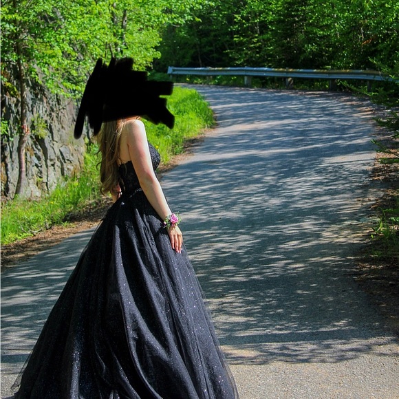 Elegant Black Prom/Formal  Gown - Picture 3 of 5